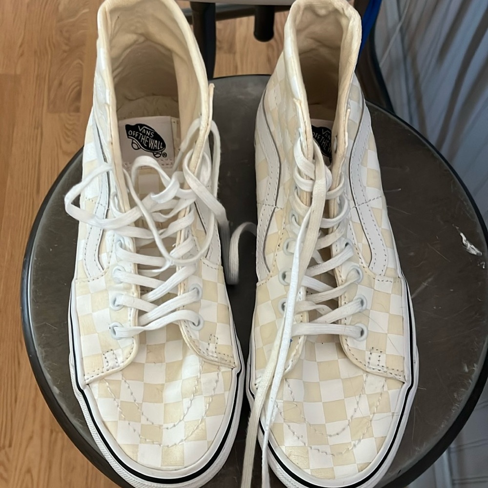 Hi Top Vans barely worn bottoms even look brand new